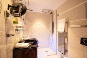 Kuchyň nebo kuchyňský kout v ubytování Hotel Le Meurice