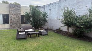 派桑杜Relax uno的院子里的一组椅子和桌子