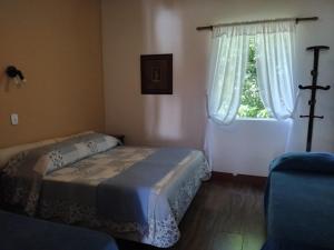 una camera da letto con due letti e una finestra di Fazenda Hotel Jatahy a Cavaru Altre 57 foto