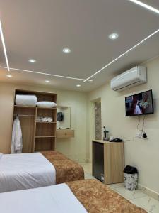 TV a/nebo společenská místnost v ubytování LE Grand Pyramids View & Suites