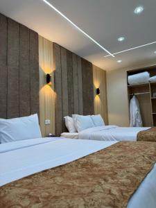 Postel nebo postele na pokoji v ubytování LE Grand Pyramids View & Suites