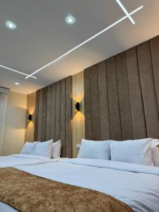 Postel nebo postele na pokoji v ubytování LE Grand Pyramids View & Suites
