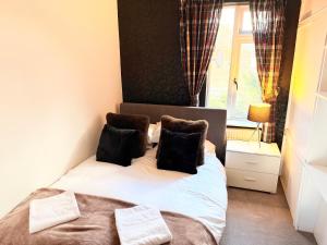 Katil atau katil-katil dalam bilik di Amazing 3 Bedroom Property, smart TV, 5G WIFI, Free on street parking, close to city center and MKM Stadium