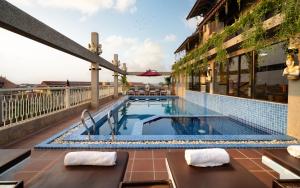 een zwembad op het dak van een gebouw bij Bronam Residence & Spa in Phumĭ Ta Phŭl