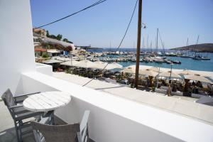 a balcony with tables and chairs and a marina at Casa di Flora in Loutra