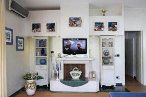 Μια τηλεόραση ή/και κέντρο ψυχαγωγίας στο Villa con giardino a pochi passi dal mare