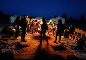 Επισκέπτες που μένουν στο camp luxury desert