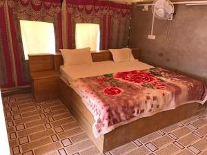 Postel nebo postele na pokoji v ubytování Star view guest house jaisalmer