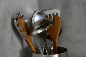 ein Metallbehälter gefüllt mit vielen Holzutensilien in der Unterkunft Doma Centro 5 in Gela