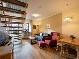 ein Wohnzimmer mit Sofa und Tisch in der Unterkunft Bergschlössl - Massionettwohnung 22 in Oberaudorf