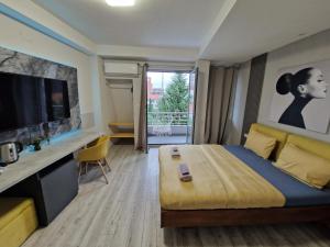 Televisyen dan/atau pusat hiburan di Vanilla Skopje Hotel Renovated 2025