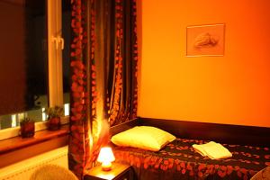 - une petite chambre avec un lit et une fenêtre dans l'établissement Pokoje Integro, à Szczecin