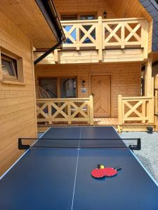 クドヴァ・ズドゥルイにあるDomek Luna Wilcza Zagrodaの家の前の卓球台