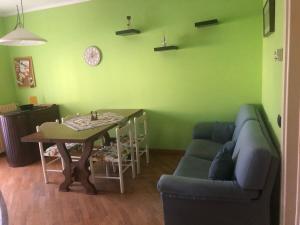 ボルゴマネーロにあるCasa Nikoのソファとテーブルのあるリビングルーム