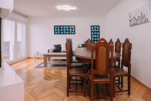 バイヨーナにあるMágicas vistas al mar en Baiona by CABANA Rentalsのテーブルと椅子のあるキッチンとダイニングルーム