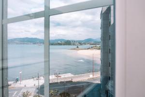 バイヨーナにあるMágicas vistas al mar en Baiona by CABANA Rentalsの窓からビーチの景色を望む