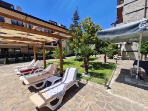 - un ensemble de chaises longues et de parasols sur la terrasse dans l'établissement MitProt Panorama Bay 2 luks Studio 143, à Sveti Vlas