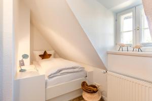 Postel nebo postele na pokoji v ubytování Inselliebe unter Reet