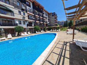 une piscine devant un bâtiment dans l'établissement MitProt Panorama Bay 2 luks Studio 143, à Sveti Vlas