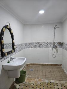 a bathroom with a sink and a shower at Bienvenus dans un beau nouveau Riad Tout Entier in Marrakech