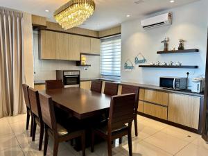 Η κουζίνα ή μικρή κουζίνα στο The Casarina Seafront Villa Kuantan at Swiss Garden Resort Residences +32 φωτογραφίες