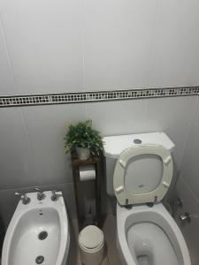 een badkamer met een toilet en een bidet bij Edificio Céntrico in Santiago del Estero +2 foto's