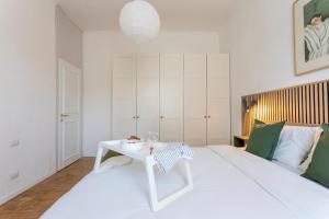 Postel nebo postele na pokoji v ubytování Yesclusive Apartment M4-Navigli Milan-Unipol Forum-Humanitas-Vodafone Village