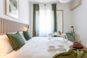 Postel nebo postele na pokoji v ubytování Yesclusive Apartment M4-Navigli Milan-Unipol Forum-Humanitas-Vodafone Village