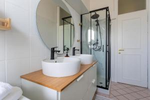 Koupelna v ubytování Yesclusive Apartment M4-Navigli Milan-Unipol Forum-Humanitas-Vodafone Village