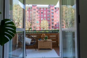 Balkón nebo terasa v ubytování Yesclusive Apartment M4-Navigli Milan-Unipol Forum-Humanitas-Vodafone Village