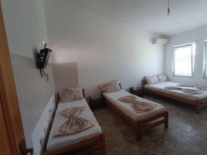 une chambre avec deux lits et un canapé dans l'établissement Family Apartments Pepic, à Ulcinj