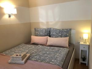 a small bedroom with a bed with two pillows at Rheingau und Weltkulturerbe Mittelrheintal erleben - Ferienappartement in Winkel in Oestrich-Winkel