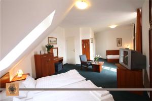 Postel nebo postele na pokoji v ubytování Hotel Főnix