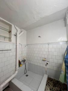 Ένα μπάνιο στο Mémoire des pierres, murmure des vagues