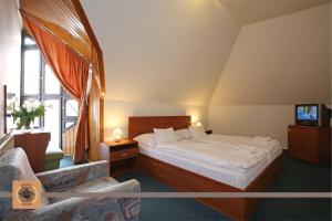 Posteľ alebo postele v izbe v ubytovaní Hotel Főnix