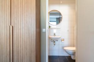 Ένα μπάνιο στο UtrechtCityApartments – Huizingalaan +9 φωτογραφίες