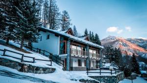 a house in the mountains in the snow at Chalet Snostorm in Crépin