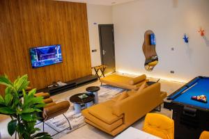 TV in/ali zabaviščno središče v nastanitvi C33 Apartment and Suites