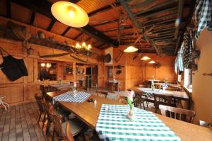 Un restaurante con mesas y sillas en una sala. en Landhaus Schaaf, en Runkel