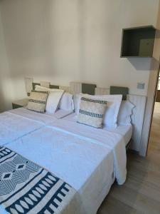 two beds sitting next to each other in a room at Quirós Villa Tranquila de Salcedo 1 in La Villa