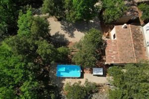 an overhead view of a house with a swimming pool at gite le repos des chênes option spa extérieur Evasion nature et confort ! in Régusse