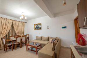 a living room with a couch and a table at Aldi's Guesthouse in Çukë