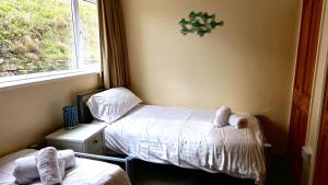 ein Schlafzimmer mit zwei Betten und einem Fenster in der Unterkunft Sand Bay, Perranporth in Perranporth