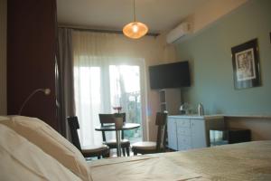 a hotel room with a bed and a table with chairs at Erasmia's studio in Níkaia