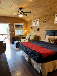 una camera con un grande letto e un divano di The Alexander at Creek Road a Dripping Springs