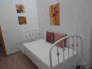 een slaapkamer met een wit bed met kussens erop bij Villa Azul in Boliqueime +15 foto's