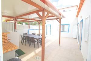 een terras met een tafel en stoelen op een dak bij Villa Azul in Boliqueime