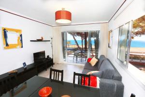een woonkamer met een bank en een tafel bij La Torre - Villa Rosamar Beach in Cambrils