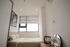 - une chambre avec un miroir, un lit et une fenêtre dans l'établissement Namihomestay Nera Garden Hue Pool and Gym Free, à Thôn Văn Dương 19 autres photos