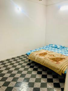 Postel nebo postele na pokoji v ubytování Krishna Homes